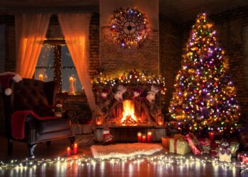 Salon nordique douillet avec décor de l'Avent présentant des textiles naturels, des bougies et des décorations de Noël minimalistes