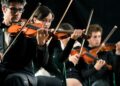 Musiker treten bei einem Konzert im Rahmen von Musikfeiern in einem europäischen Veranstaltungsort auf, um die Traditionen des Cäcilientages zu ehren