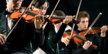 Musiciens se produisant lors d'un concert de célébrations musicales dans un lieu européen honorant les traditions de la Sainte-Cécile