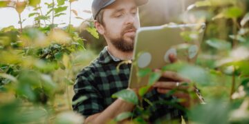 Agricultura sostenible en acción con agricultores europeos