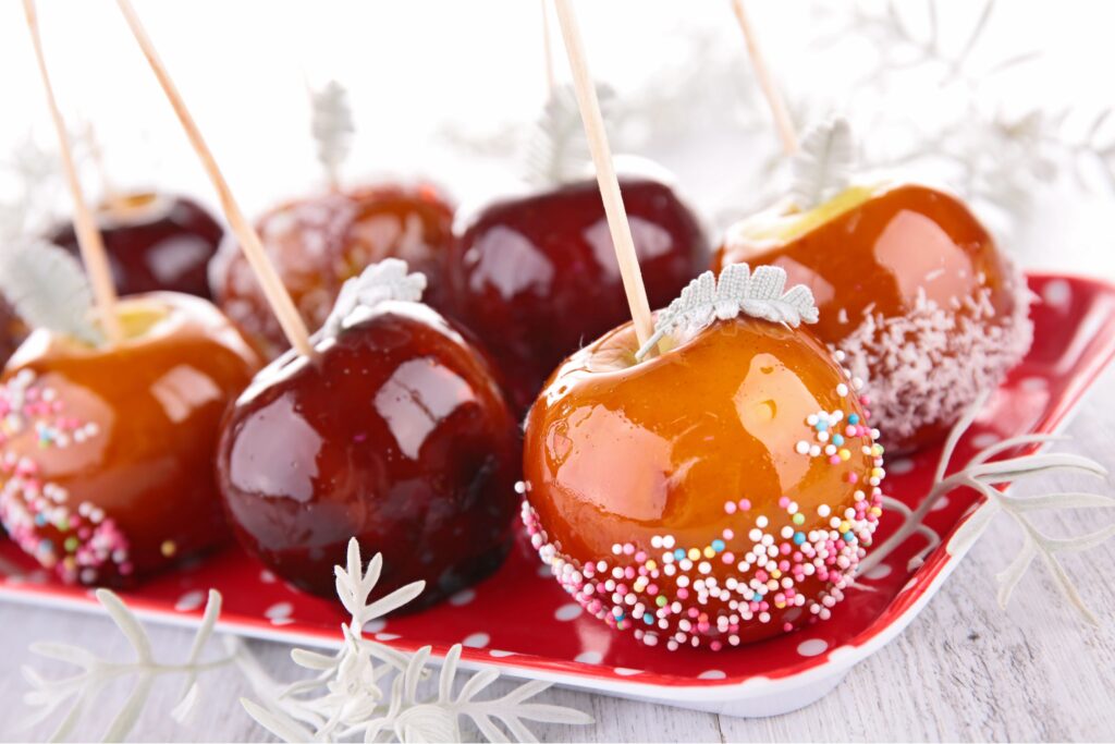 Traditionelle Bonfire Night Karamelläpfel und britische Herbstleckereien für Kinder während der Guy Fawkes Feuerwerksfeierlichkeiten im gesamten Vereinigten Königreich