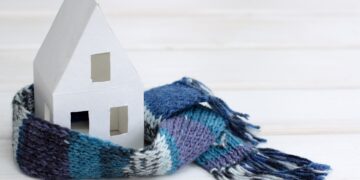 Casa invernale con isolamento adeguato che protegge dalla neve e dal freddo europei