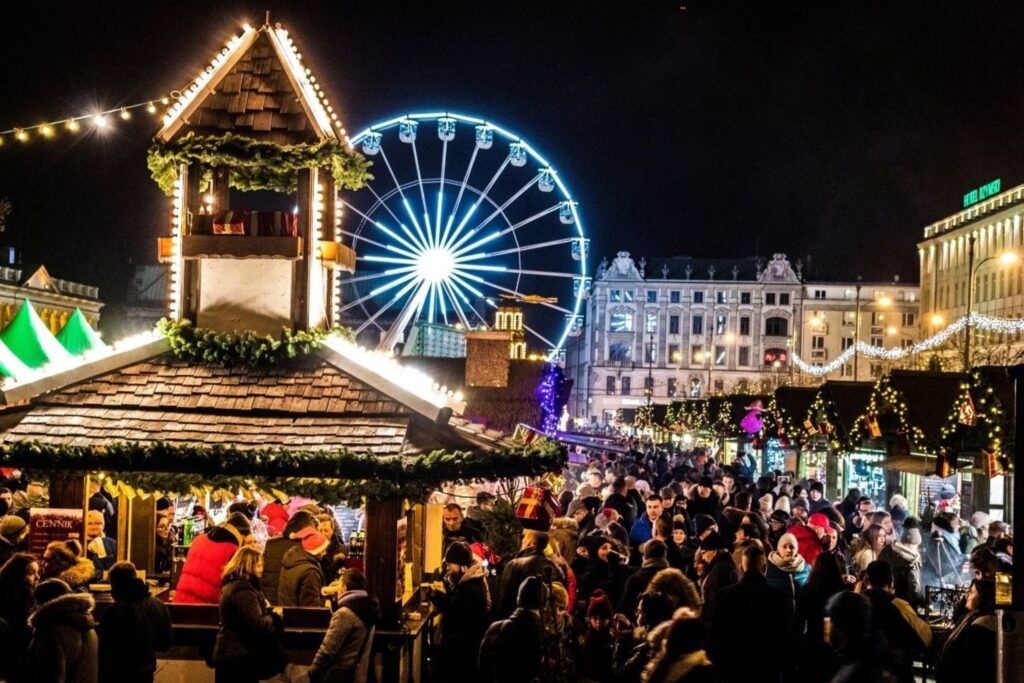 Brussels Winterpret Kerstmarkten verlichten de historische Grote Markt met een reuzenrad en houten chalets, en tonen België's feestelijke vieringen als een top-gerangschikte Europese vakantiebestemming
