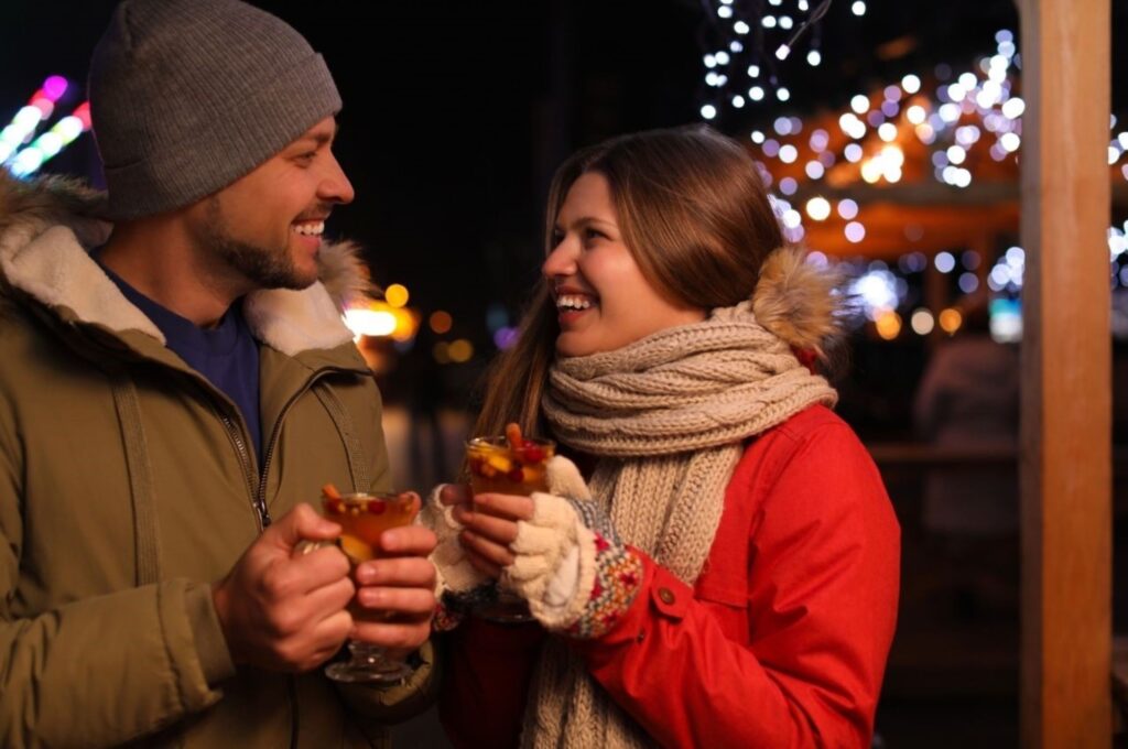 Dampende mokken traditionele glühwein op Europese kerstmarkten tijdens een winteravond, die feestelijke dranken en een gezellige vakantiesfeer vertegenwoordigen op de beste markten van Europa