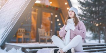 Europese vrouw die mindfulness meditatie beoefent voor verlichting van vakantiestress in een vredige binnenomgeving, wat effectieve wellnessstrategieën demonstreert voor het omgaan met de druk van decembervieringen en angstvermindering