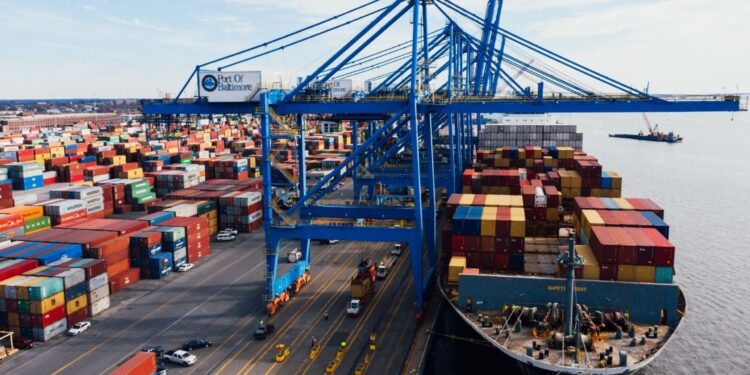 Logistikzentrum Rotterdam mit Hafenerweiterung für Containerschiffe und europäische Lieferkettenoperationen