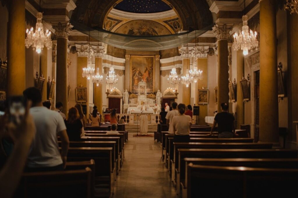 Religiöse Osterprozession in Osteuropa an einer historischen Kathedrale, die traditionelle Feiertagsfeiern und Reiseziele zeigt