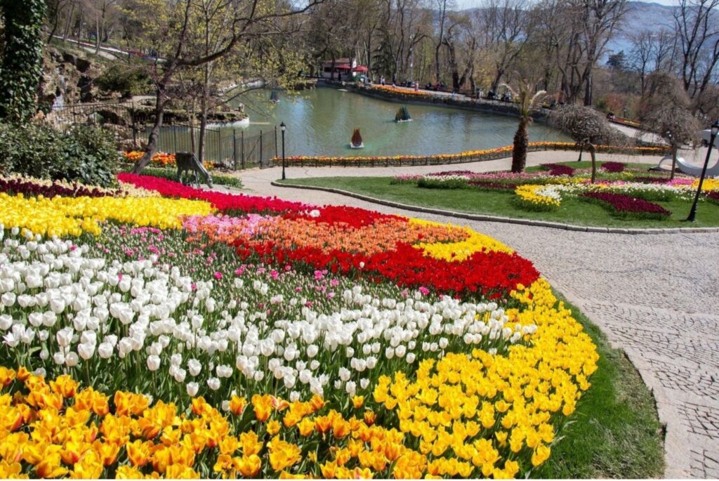 Oster-Frühlingstulpen in Amsterdam, die saisonale Schönheit und Reiseziele während der Feiertage zeigen