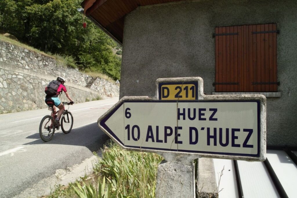 Radsportfans säumen die berühmten Haarnadelkurven von Alpe d'Huez während der Tour-de-France-Etappen 2026 und 19