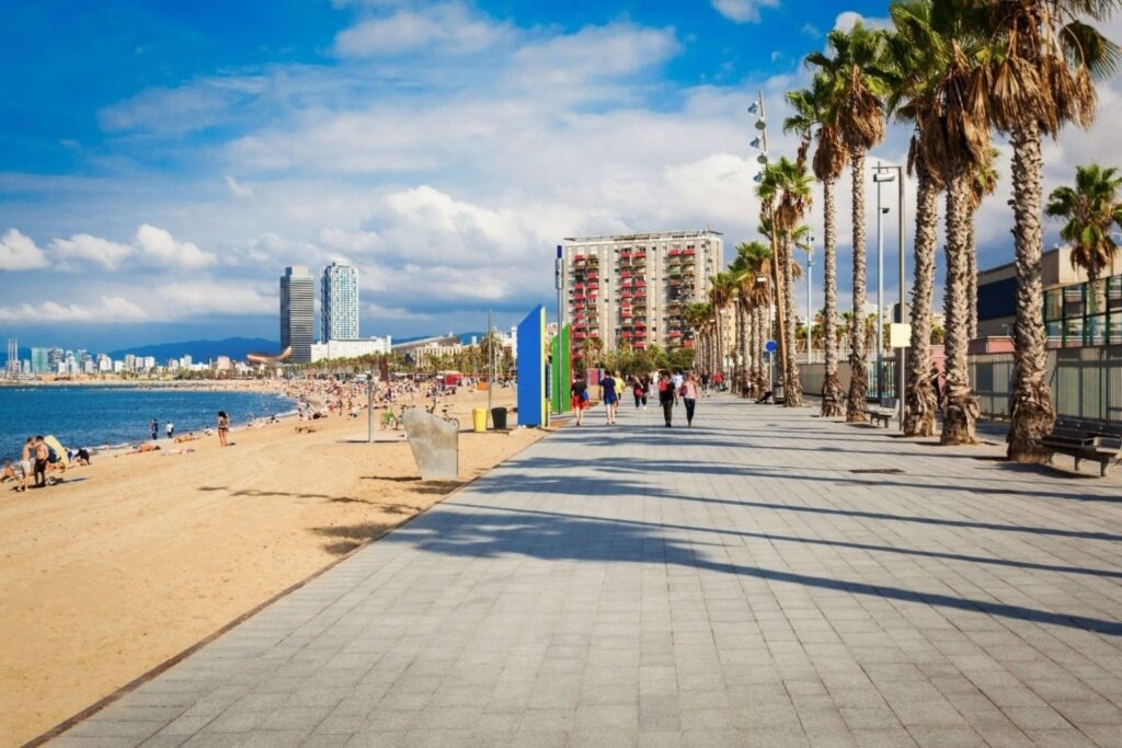 Tour de France 2026 Grand Départ Mannschaftszeitfahren entlang der Strandpromenade von Barcelona am 4. Juli