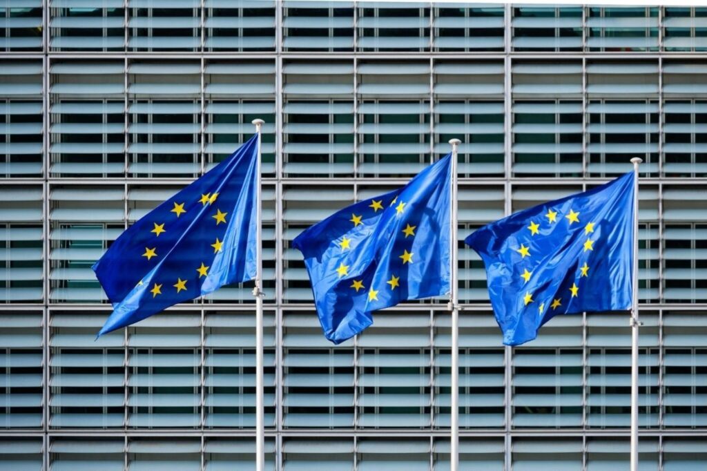 Europäische Flagge vor EU-Institutionen in Brüssel am Europatag 2026