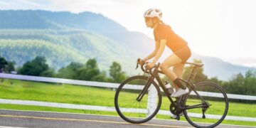 Tour de France 2026 peloton klimt een bergrit op omringd door duizenden toeschouwers langs de weg