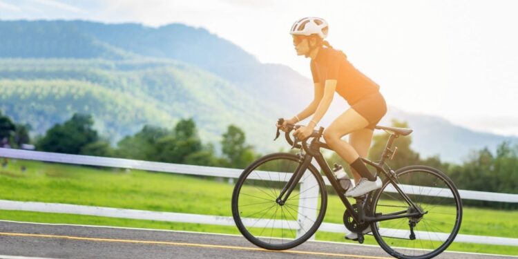 Tour-de-France-2026-Peloton erklimmt eine Bergetappe, umgeben von Tausenden von Fans am Straßenrand