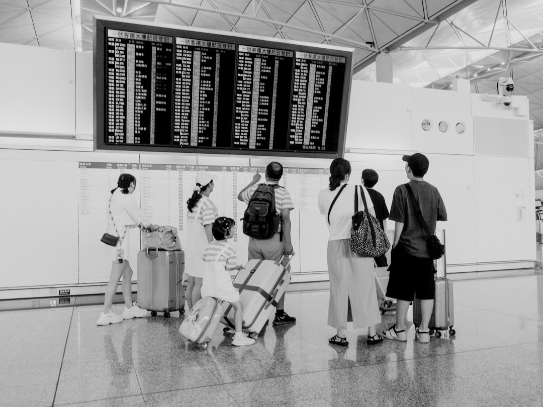 Adolescentes participando en campamentos de verano de la UE con enfoque en identidad europea y educación