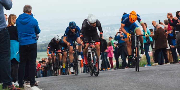 Un ciclista si fa strada attraverso la folla durante una delle più iconiche manifestazioni sportive all'aperto in Europa