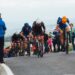 Ein Radfahrer bahnt sich seinen Weg durch eine Menschenmenge während einer der ikonischsten Freiluftsportveranstaltungen Europas