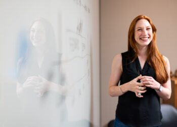 A female founder pitches her startup to investors, showing how entrepreneurs use the EU single market to scale across borders