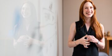 A female founder pitches her startup to investors, showing how entrepreneurs use the EU single market to scale across borders