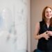 female-founder-presenting-startup-pitch-unsplash - EUwebzine Een vrouwelijke oprichter pitch haar startup naar beleggers, wat aantoont hoe ondernemers de EU-interne markt gebruiken om over grenzen heen op te schalen