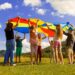 Un groupe d'enfants participant aux camps d'été de l'UE, assis dehors et pratiquant des activités linguistiques ensemble