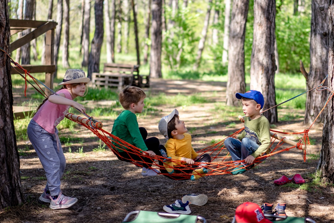 Niños explorando la cultura europea en campamentos de verano de la UE a través de un taller práctico al aire libre