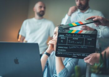 Un cineasta revisa material de archivo en una computadora portátil durante un proyecto de producción cinematográfica financiado por Europa Creativa