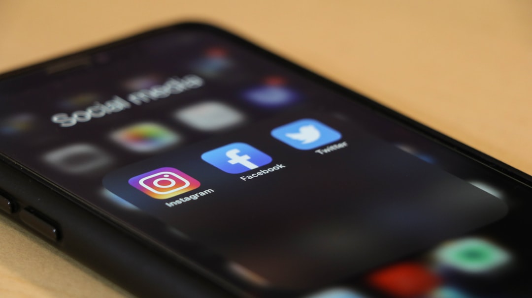 Person scrolling phone exposed to fake news and online manipulation campaigns