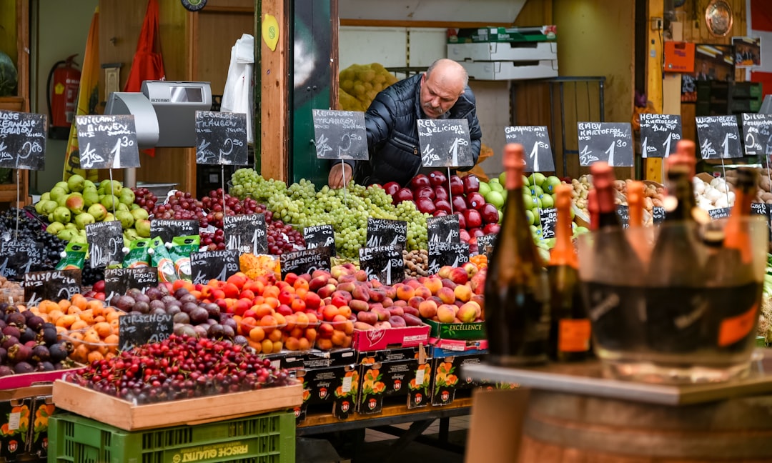 A traveller choosing fresh produce at a European market to keep her carbon footprint low on holiday
