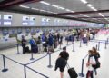 traveller-passport-control-airport-unsplash - EUwebzine travellers holding passport at an EU airport border, reflecting the changes agreed at the EU–UK summit on eGate access