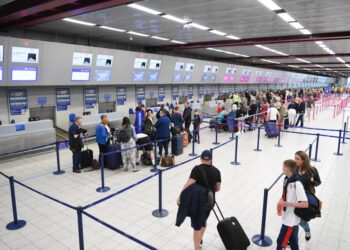 viajero con pasaporte en la frontera de un aeropuerto de la UE, reflejando los cambios acordados en la cumbre UE-Reino Unido en el acceso a eGate