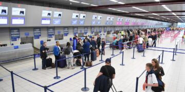 traveller-passport-control-airport-unsplash - EUwebzine travellers holding passport at an EU airport border, reflecting the changes agreed at the EU–UK summit on eGate access