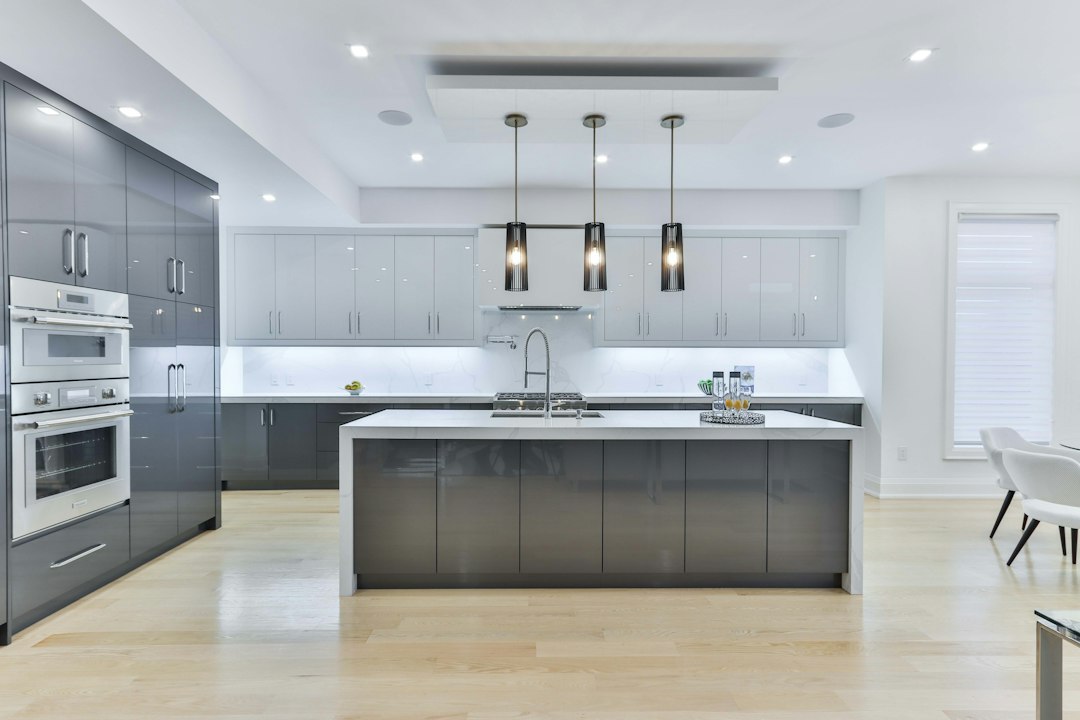 A family using modern kitchen appliances that meet EU ecodesign standards for energy efficiency and long product lifetimes.