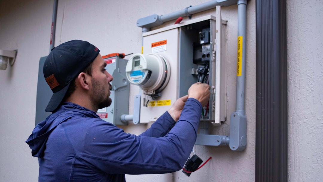 A technician repairing a domestic washing machine, an activity made more accessible thanks to EU ecodesign..