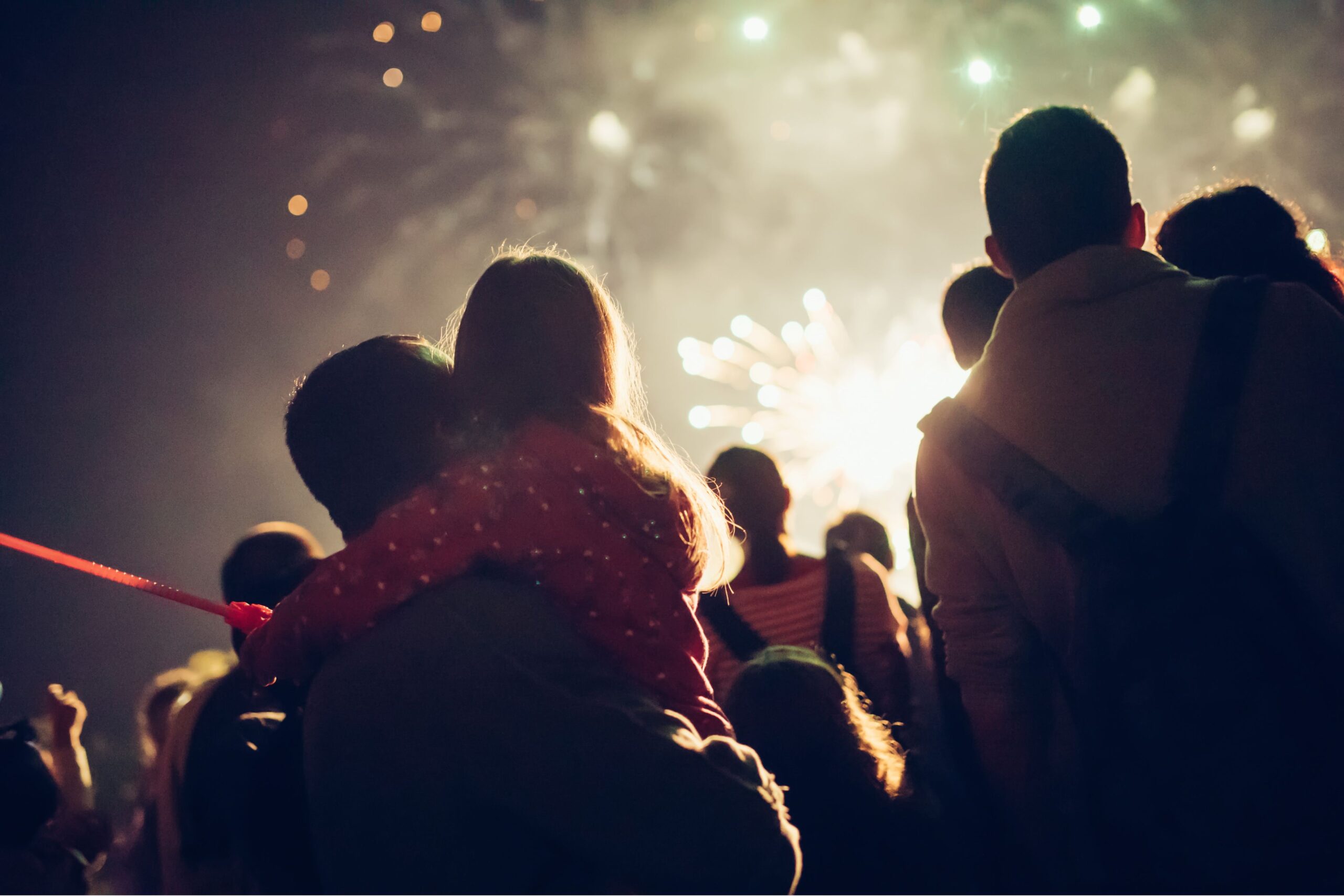 Famiglie britanniche che si godono lo spettacolo pirotecnico della Bonfire Night con bambini che guardano stelle filanti e falò durante la tradizionale celebrazione di Guy Fawkes nel Regno Unito
