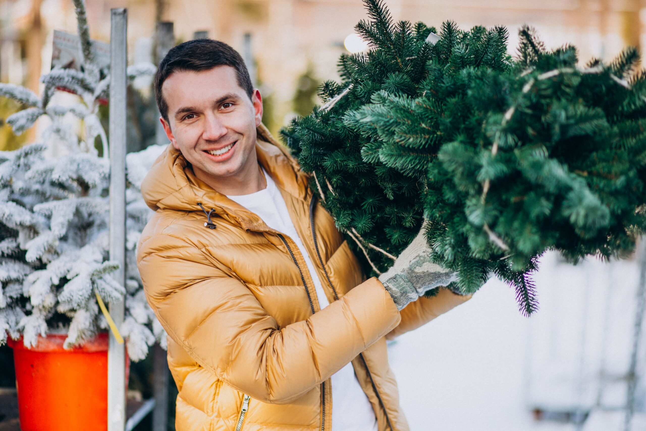 Venditore del mercatino di Natale con albero di Natale