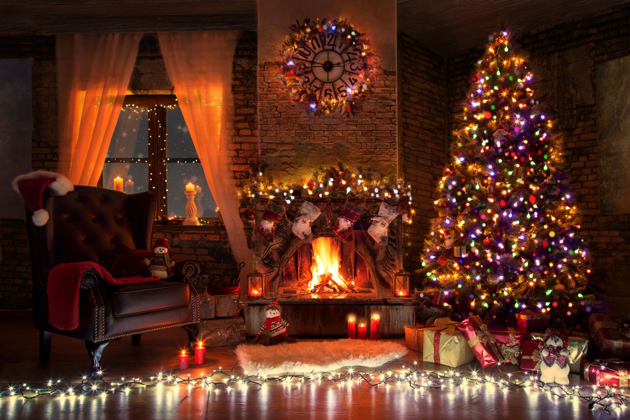 Accogliente soggiorno nordico con decorazioni dell'Avvento caratterizzate da tessuti naturali, luce di candela e decorazioni natalizie minimaliste
