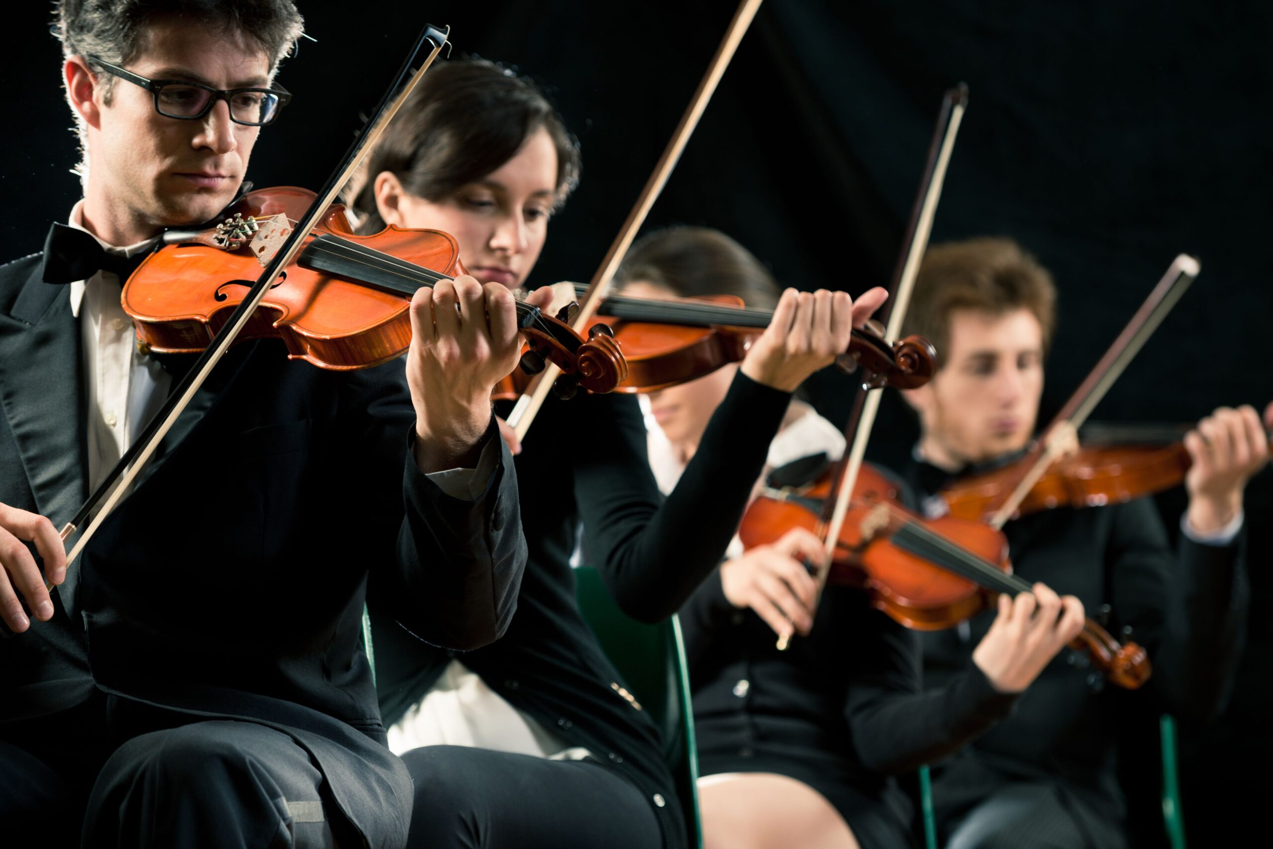 Músicos a atuar num concerto de celebrações musicais num local europeu em honra das tradições do Dia de Santa Cecília