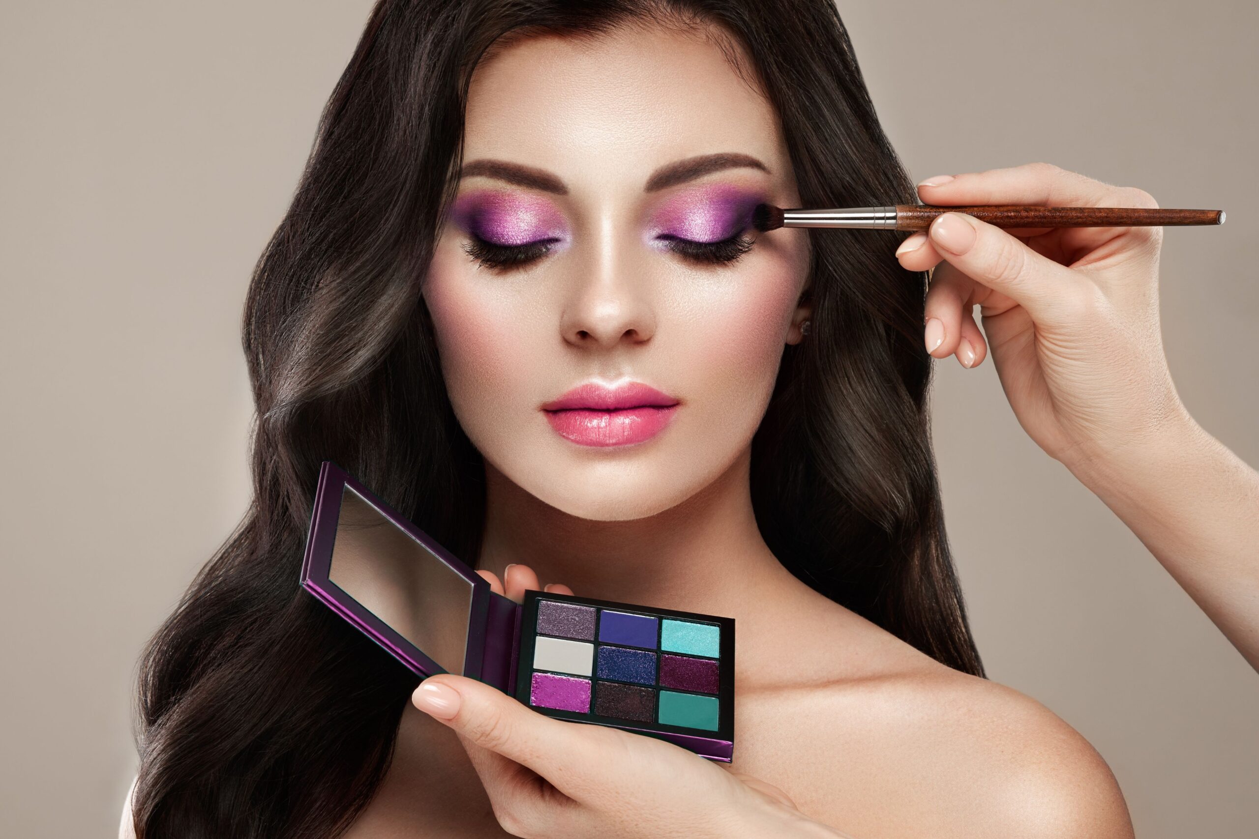 Tendências de maquilhagem de beleza natural com cobertura mínima e textura de pele autêntica para mulheres