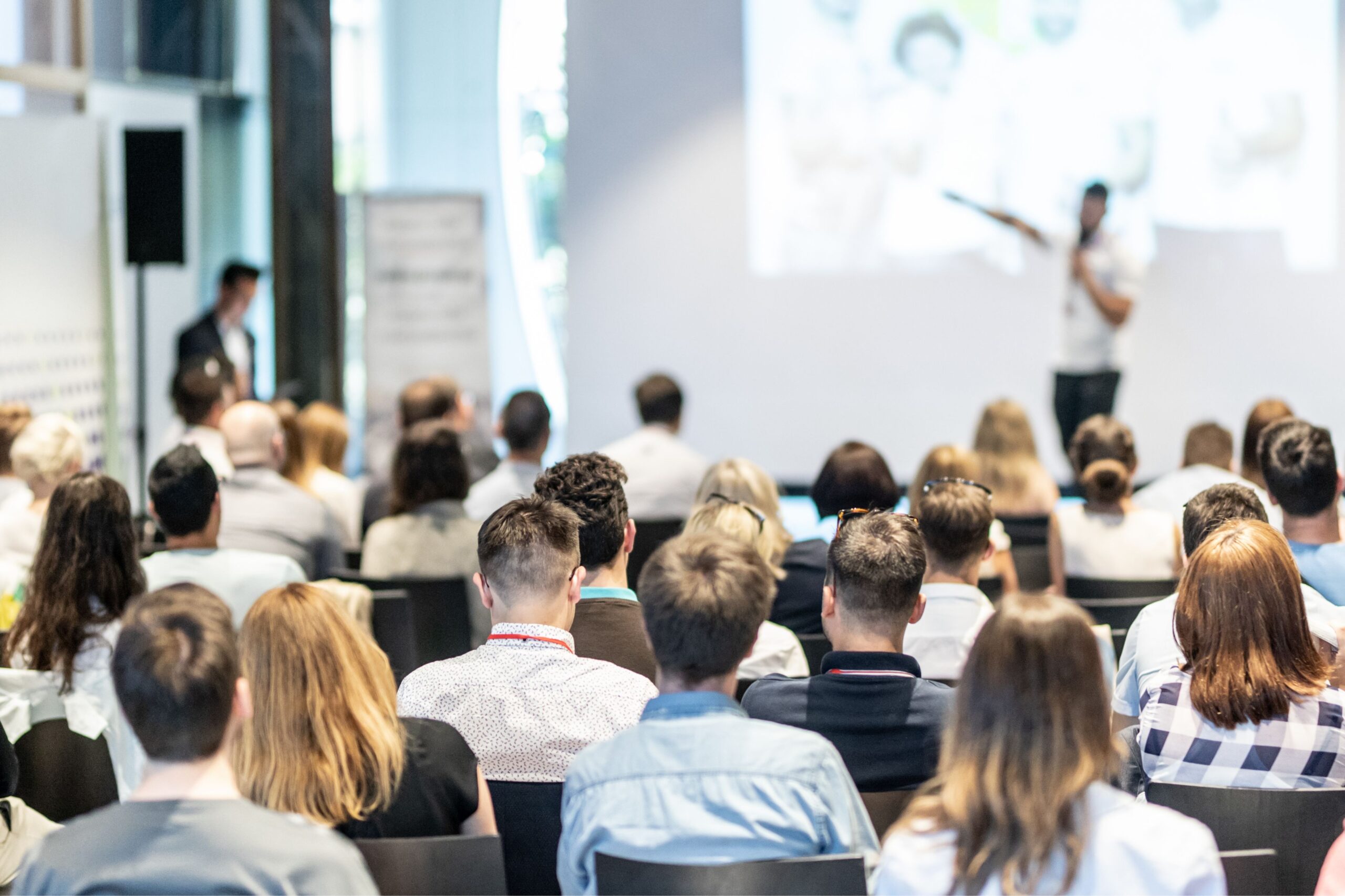 Eventos profissionais de networking em um moderno centro de conferências europeu com participantes de negócios