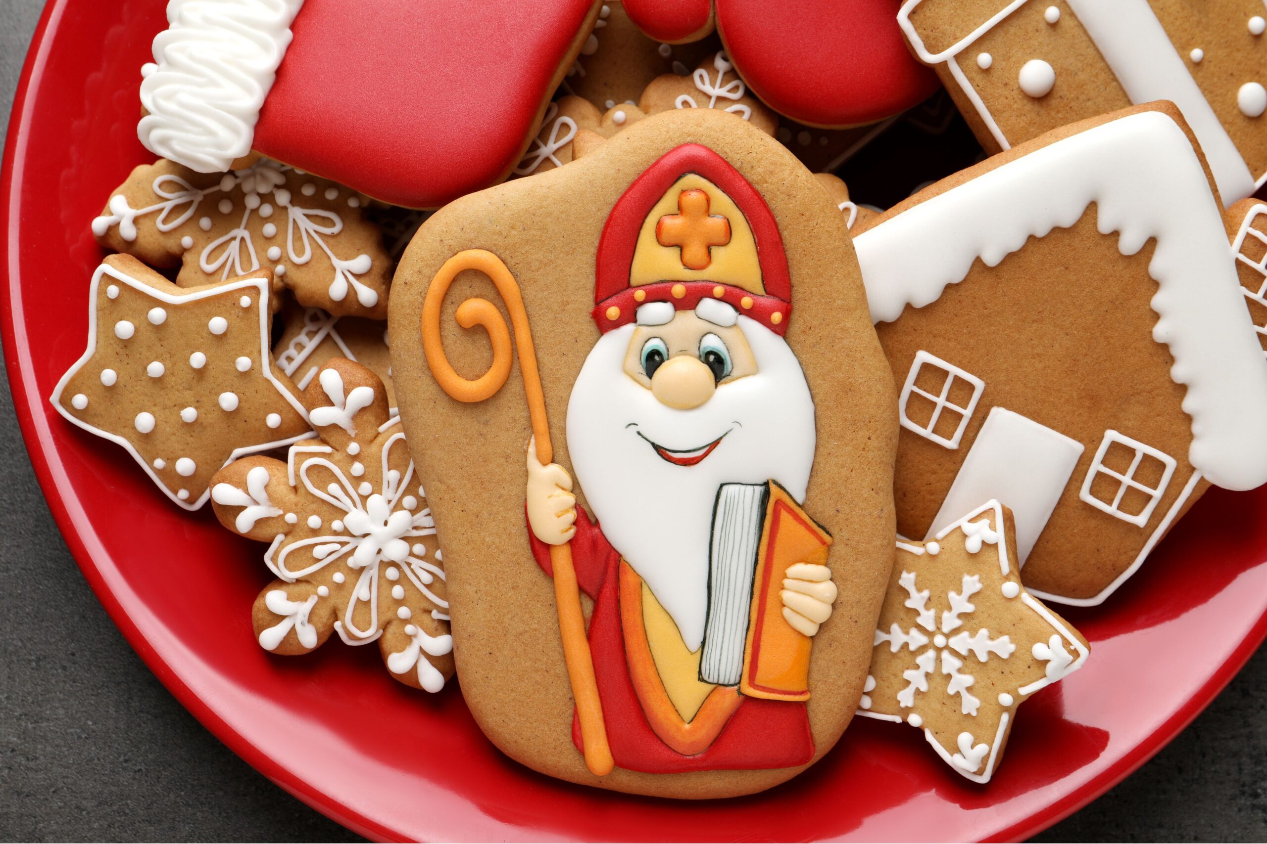 Biscoitos tradicionais europeus de São Nicolau com especiarias representando uma autêntica tradição natalina