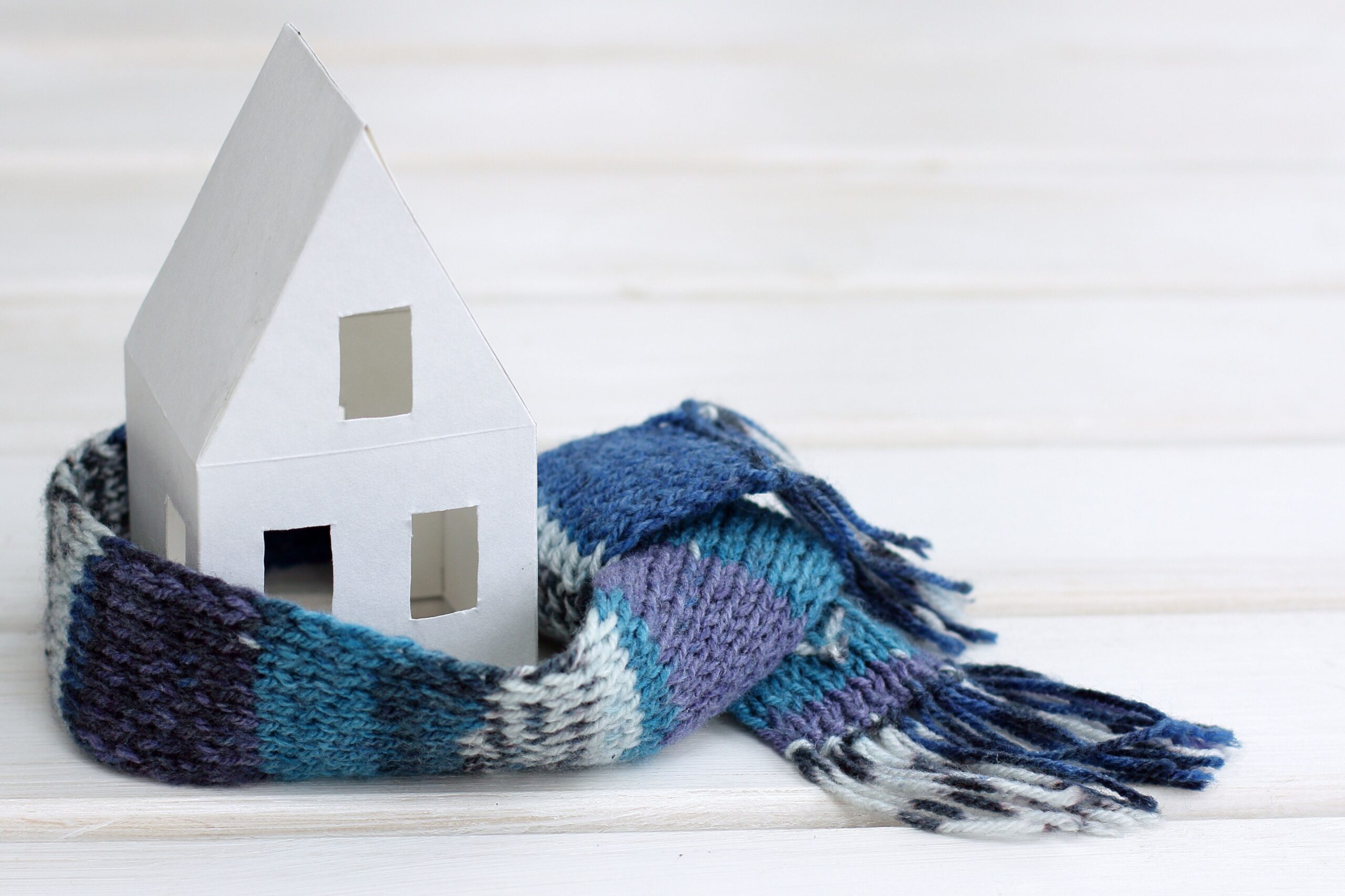 Casa invernale con isolamento adeguato che protegge dalla neve e dal freddo europei