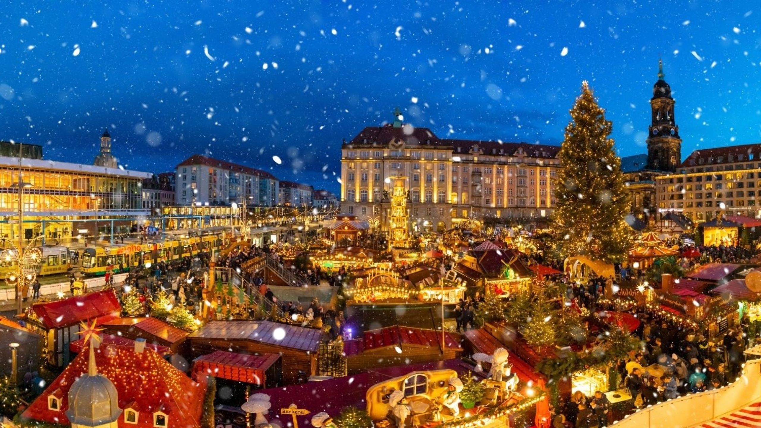 Tradizionali mercatini di Natale tedeschi con chalet in legno festivi e luci scintillanti sotto il Duomo di Colonia, che mostrano autentiche tradizioni natalizie europee con vin brulè e regali fatti a mano