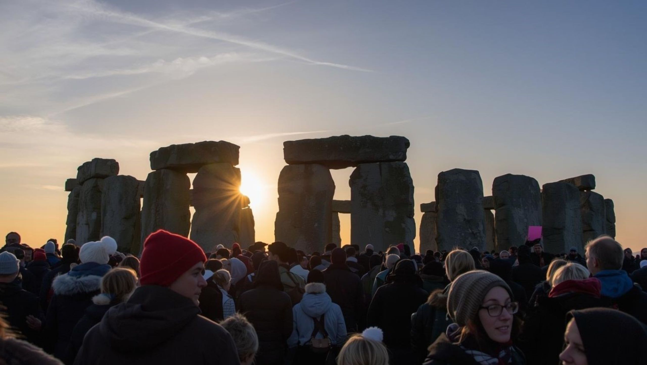Milhares reúnem-se em Stonehenge para celebrações do nascer do sol do solstício de inverno a 21 de dezembro, representando tradições antigas de banquetes europeus que honram o dia mais curto e a noite mais longa do ano