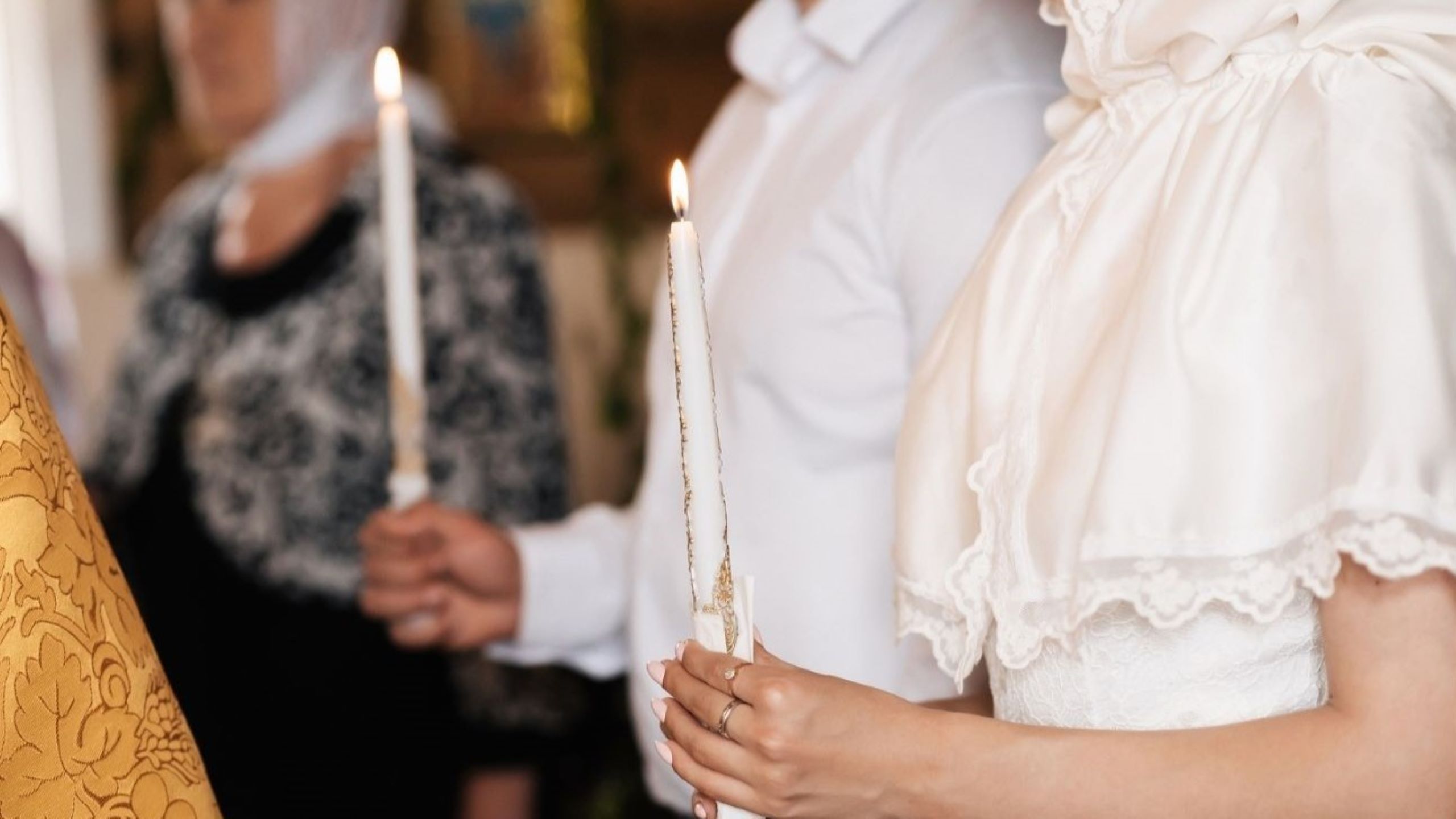 Procissão tradicional do festival de Santa Luzia com uma menina vestindo um vestido branco e coroa de velas liderando atendentes através de uma igreja sueca, representando a amada celebração de luz de 13 de dezembro na Escandinávia