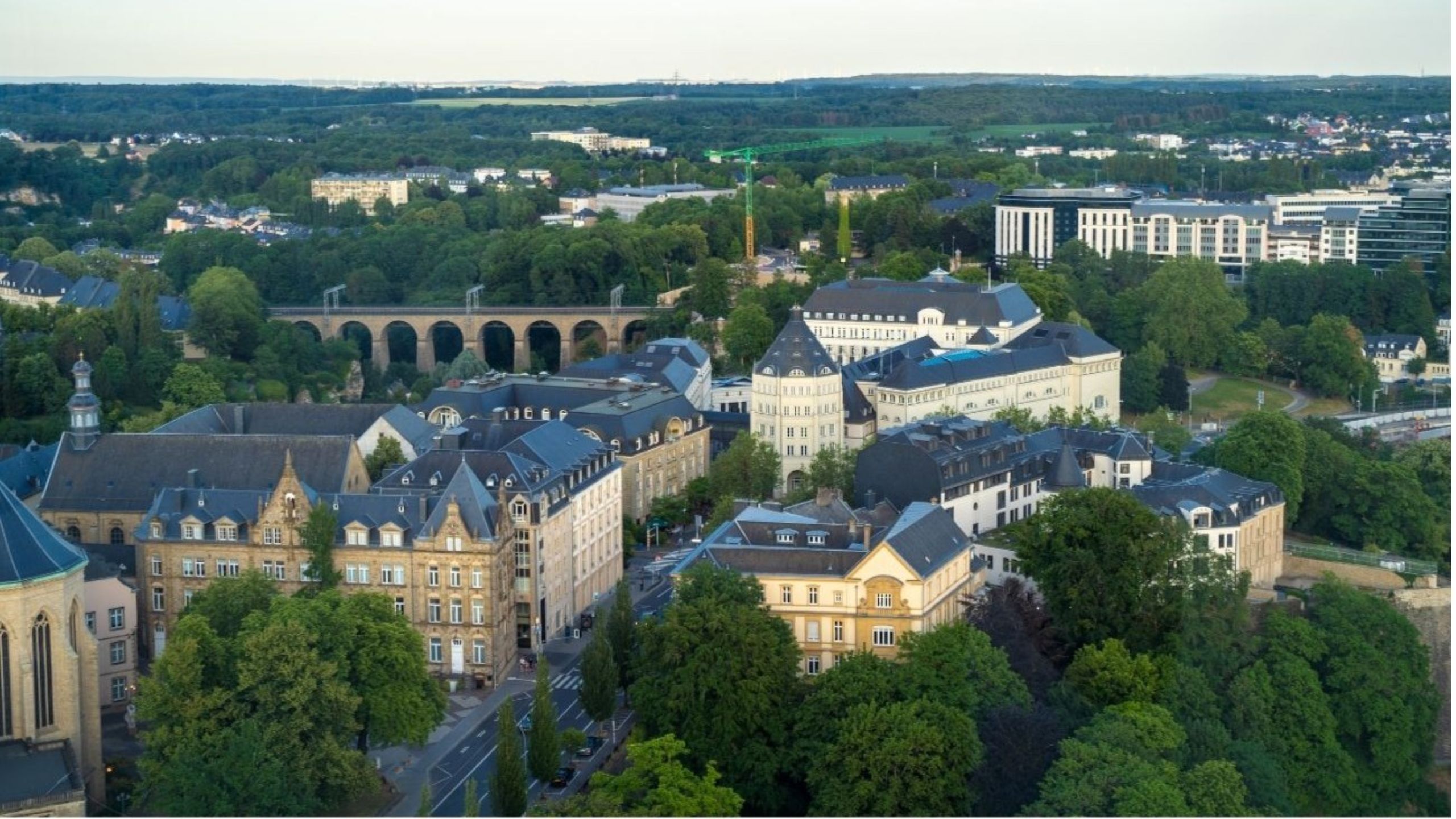 Gestão de ativos em Luxemburgo com centro financeiro representando serviços de gestão de riqueza e domiciliação de fundos