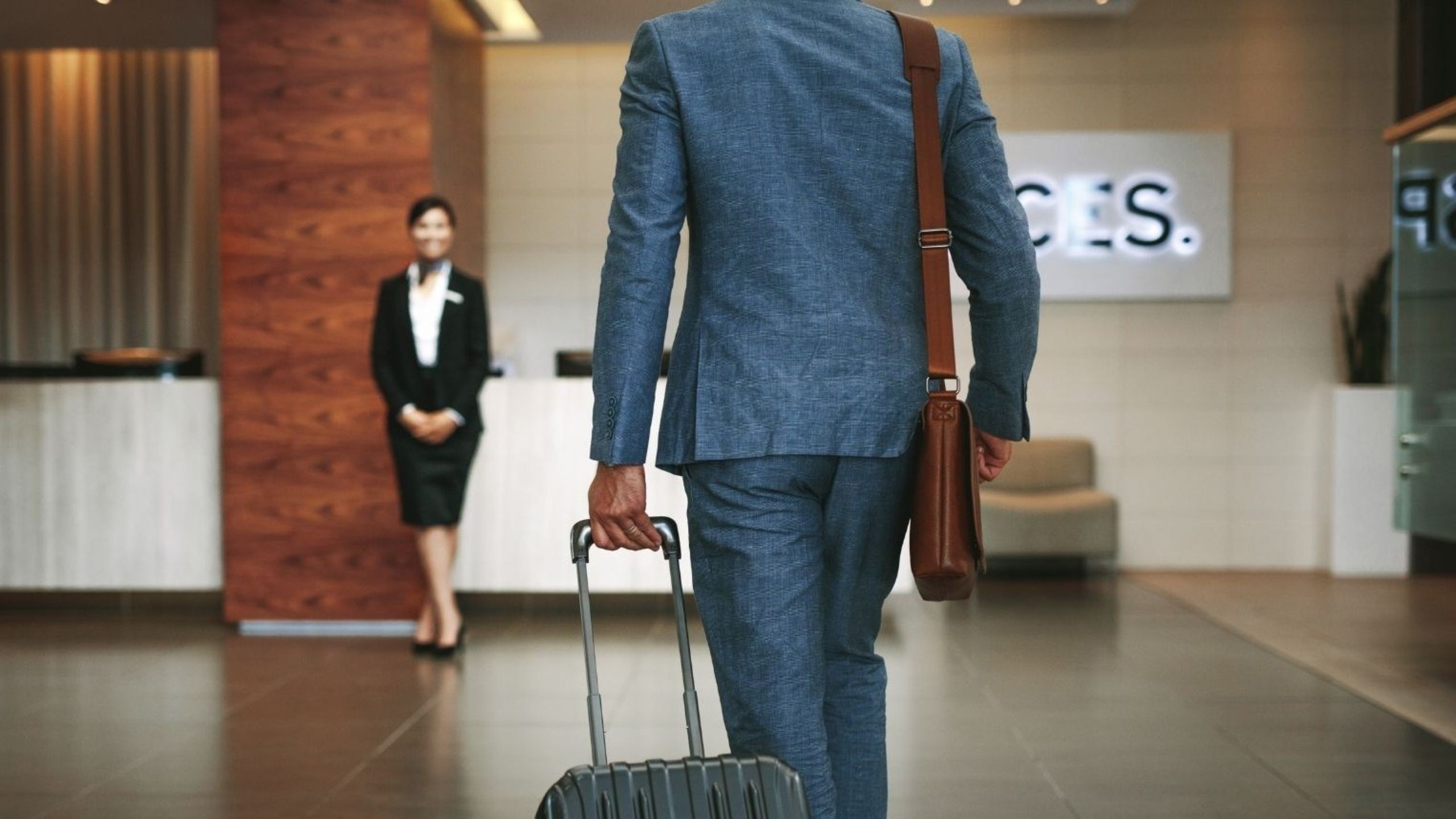 Viaggi d'affari europei con viaggiatori professionali in aeroporto che rappresentano le tendenze degli hotel aziendali