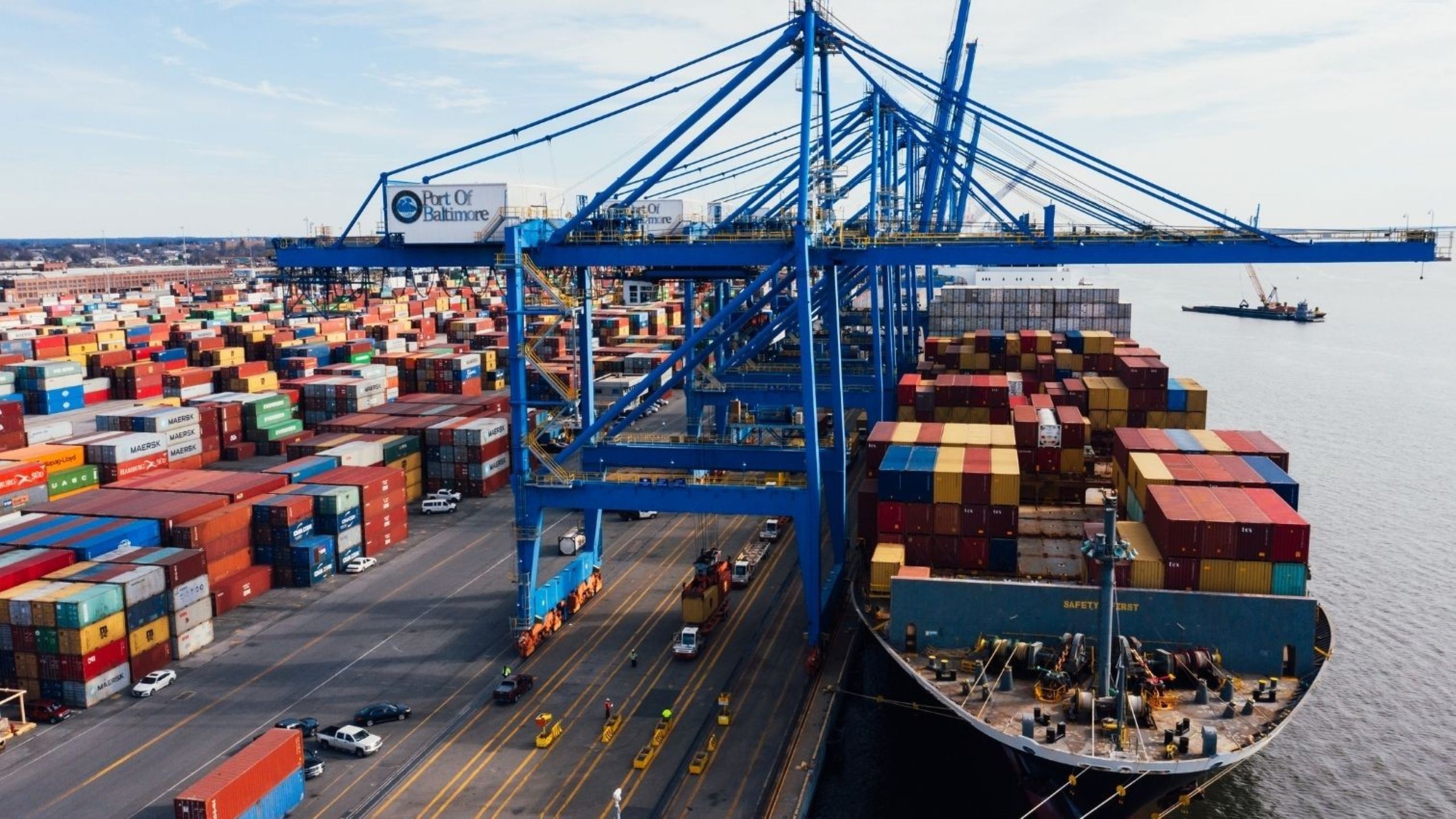 Hub logistico di Rotterdam con espansione portuale che gestisce navi portacontainer e operazioni della catena di approvvigionamento europea