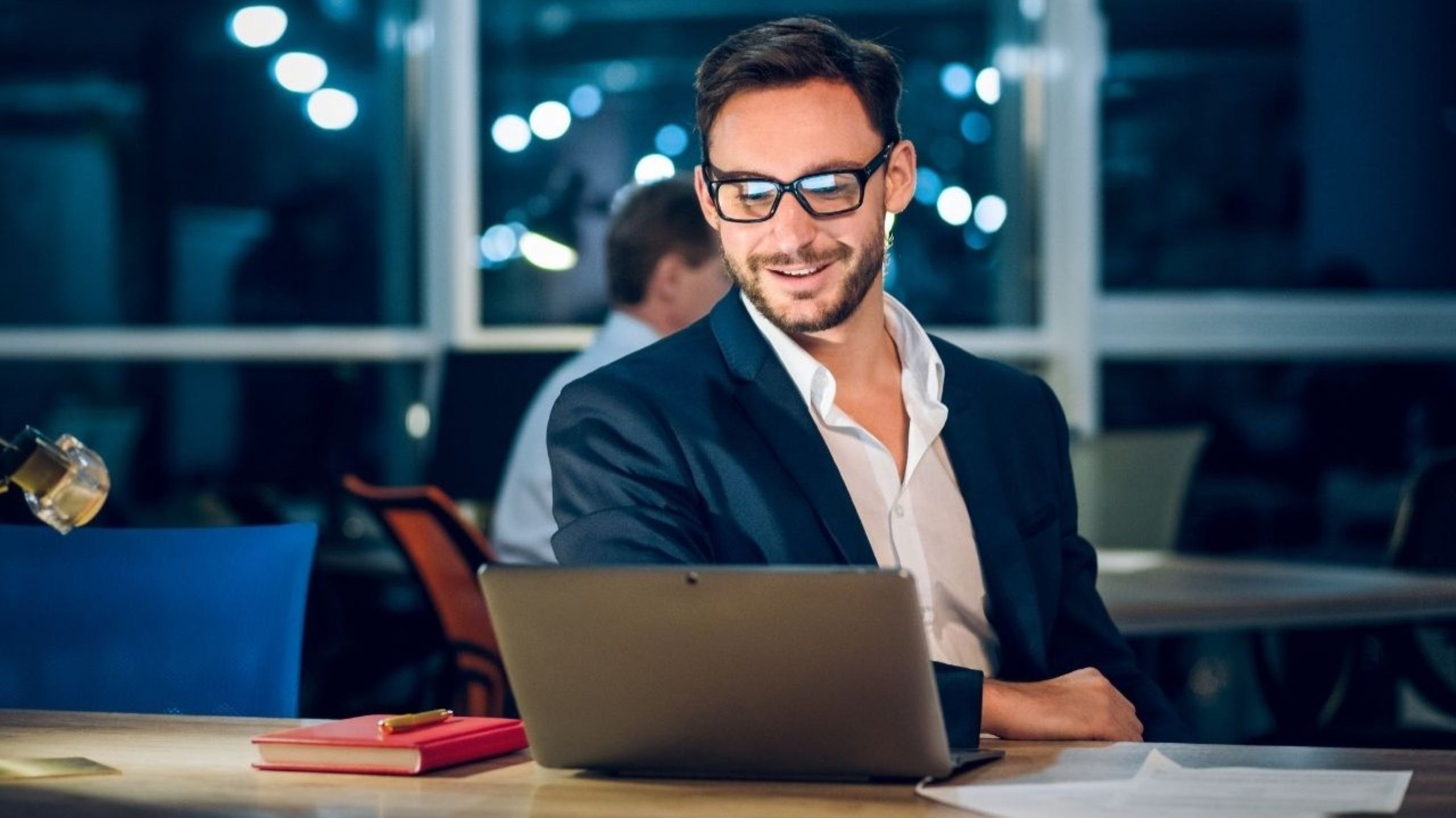 Fundador de startup bootstrap a trabalhar num computador portátil num café europeu, a construir um negócio rentável