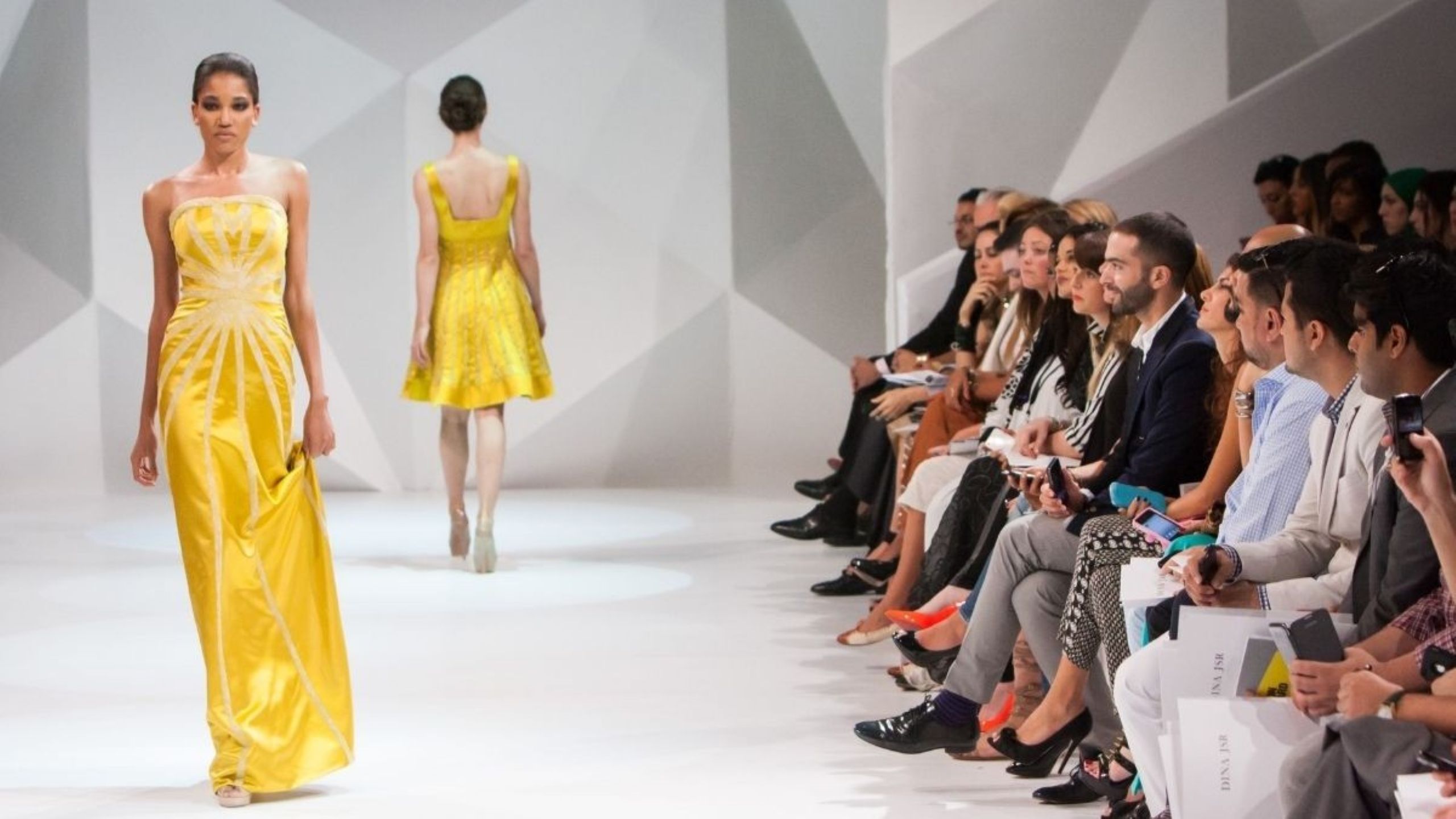 Sfilata di moda primaverile che presenta collezioni sostenibili di designer europei