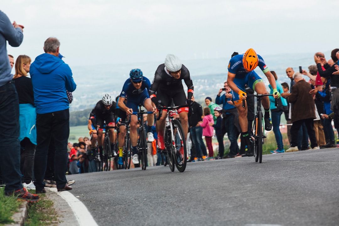 Um ciclista atravessa a multidão em uma etapa de montanha durante um dos eventos esportivos ao ar livre mais icônicos da Europa